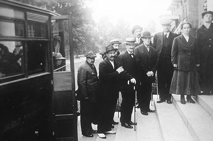 Black and white picture of patients arriving at Burke from the early twentieth century